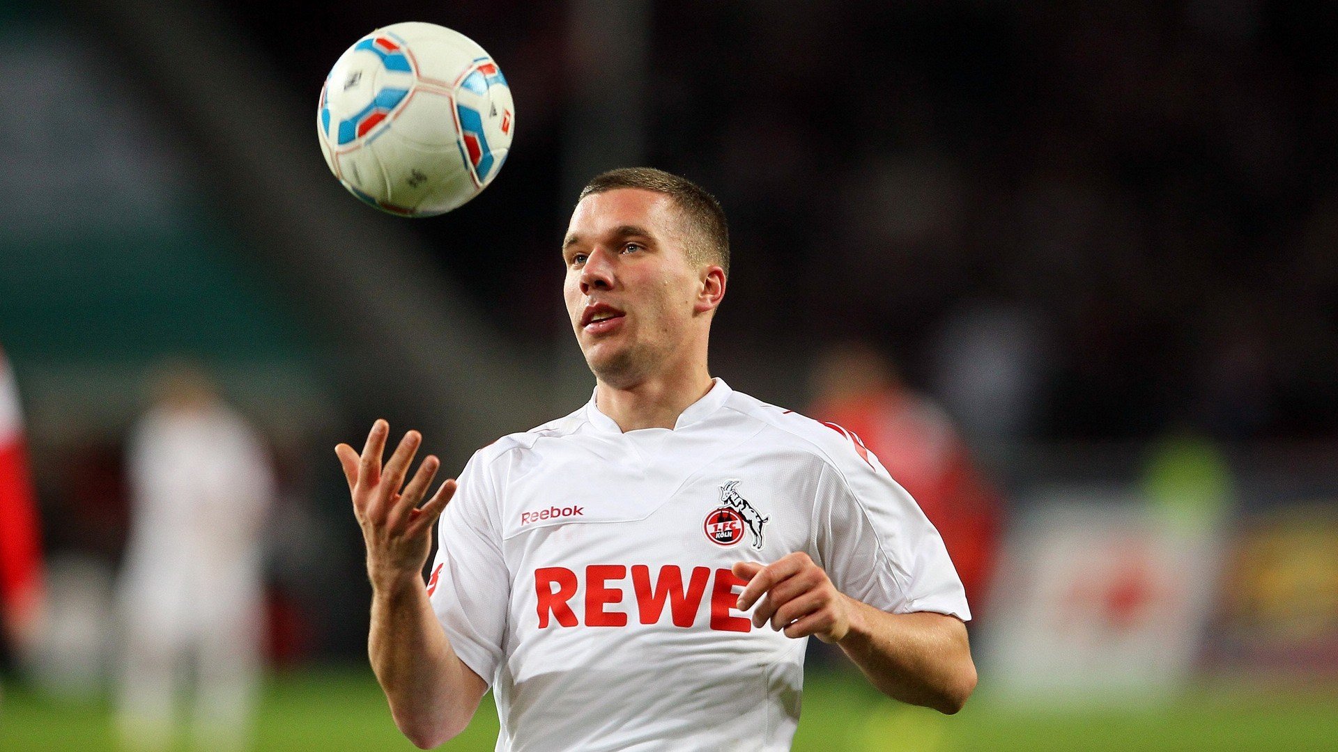 主力后卫频繁轮换是否影响整条防线默契，后卫改踢前锋的球星